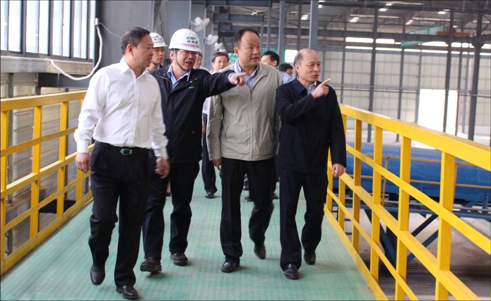 圖2.江西省政法委書記周萌（右一）、宜春市市長蔣斌（右二）一行參觀報廢汽車有色金屬分選線