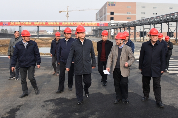 圖4 孫兵市長檢查東區(qū)6萬噸三元動力電池材料前驅(qū)體項目新建設罐區(qū)